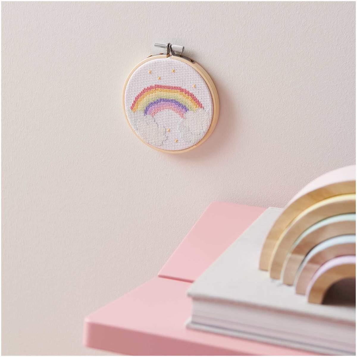 Rico Design Stickpackung Mini Kit Regenbogen Bild Ø10 cm Rico Design Stickpackung Mini Kit Regenbogen Bild Ø10 cm
