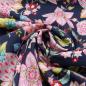 Preview: Detailaufnahme des dunkelblauen Canvas Stoffes mit floralen Blüten und Paisley-Ornamenten