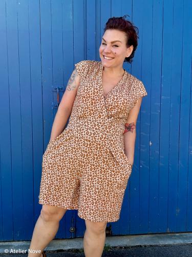 Frau in einem Jumpsuit in Leo Jersey beige von Swafing