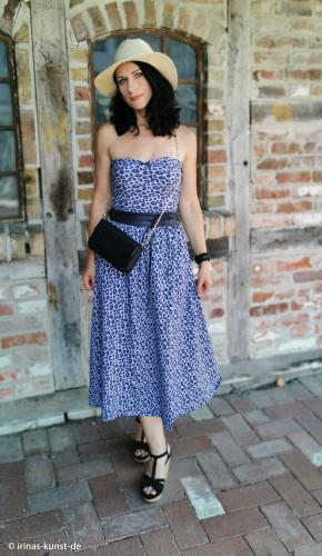 Frau in einem Kleid aus Baumwolljersey Leo Muster blau von Cherry Picking