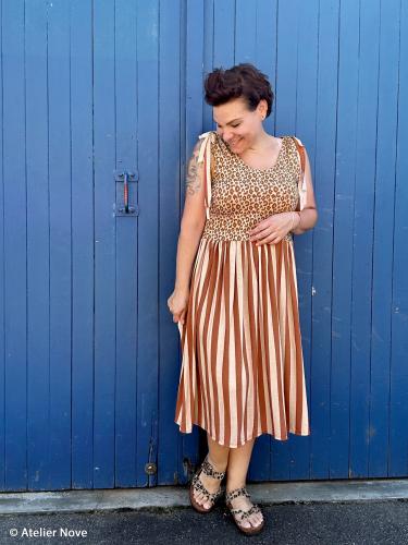 Frau in einem Kleid aus Baumwolljersey Leo und Streifen Cherry Picking