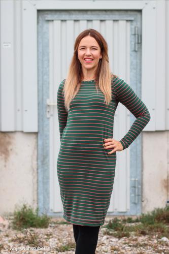Frau mit Kleid aus Baumwolljersey gestreift Isa petrol