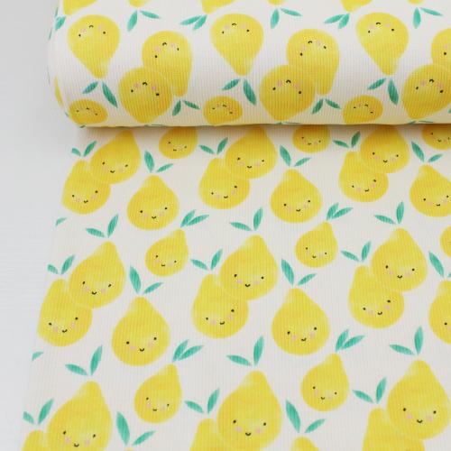 Gerippter Jersey mit Birnen auf einem Tisch fotografiert