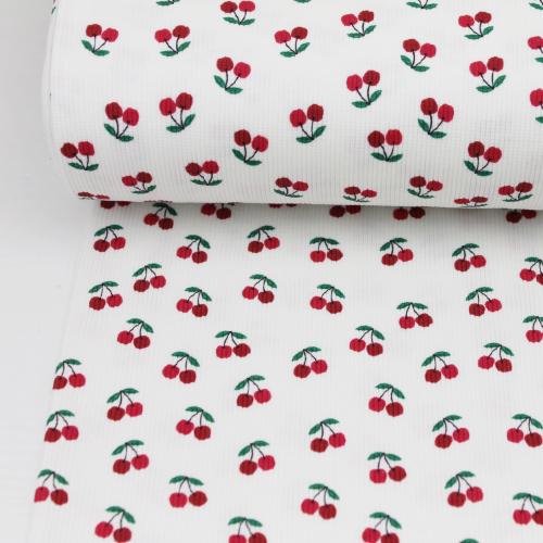 Gerippter Jersey mit Kirschen auf einem Tisch fotografiert