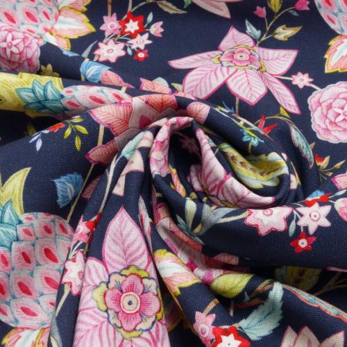 Detailaufnahme des dunkelblauen Canvas Stoffes mit floralen Blüten und Paisley-Ornamenten