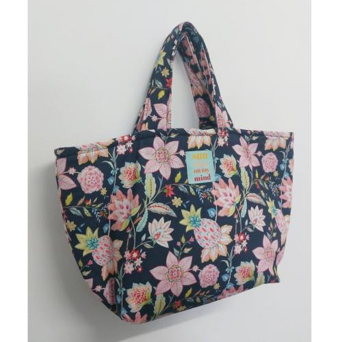 Genähte Tasche aus dunkelblauem Canvas Stoff mit Blumen- und Paisley-Muster