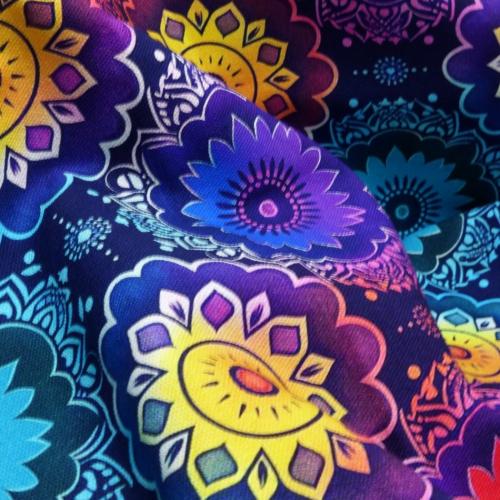 Canvas Stoffin lila mit bunten Mandalas