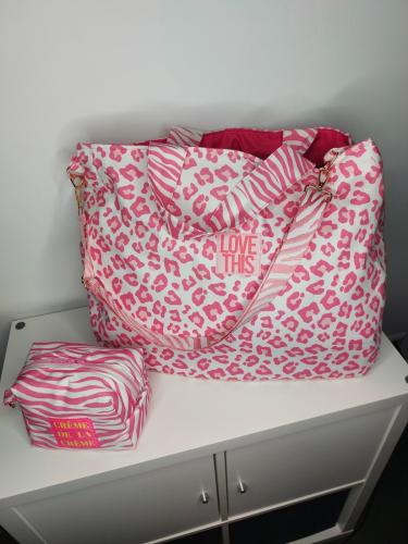 Genähte Tasche aus Canvas Stoff mit pinkem Leo-Muster auf ecrufarbenem Hintergrund