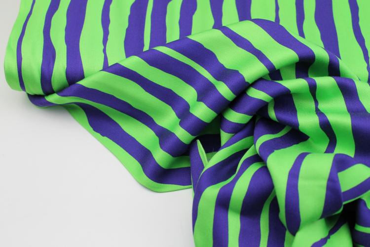 Viskose Satin Stoff "Abstrakte Streifen" lila grün