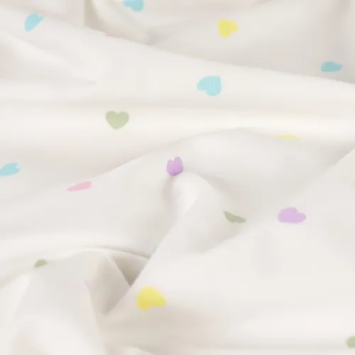 Baumwolljersey weiß bunte Herzen Nahaufnahme