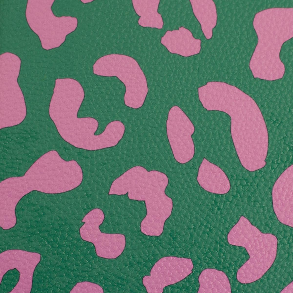 Kunstleder Leo Optik in grün und rosa in einer Detailansicht