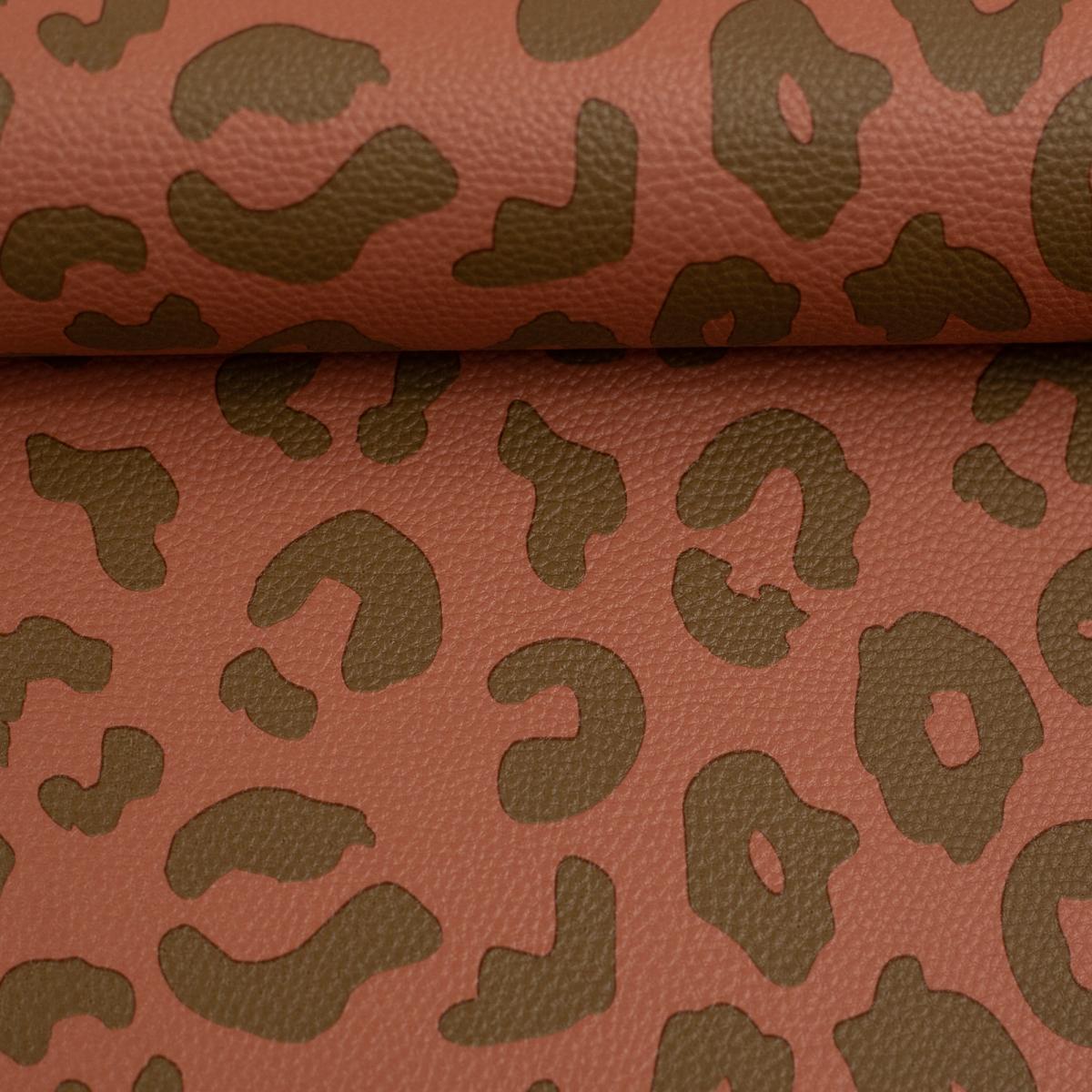 Kunstleder in braun cappuccino auf einen Ballen gewickelt