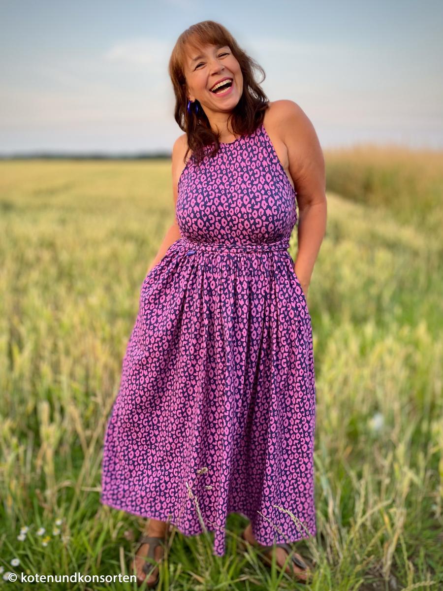 Frau in einem Jumpsuit in Leo Jersey blau pink von Swafing