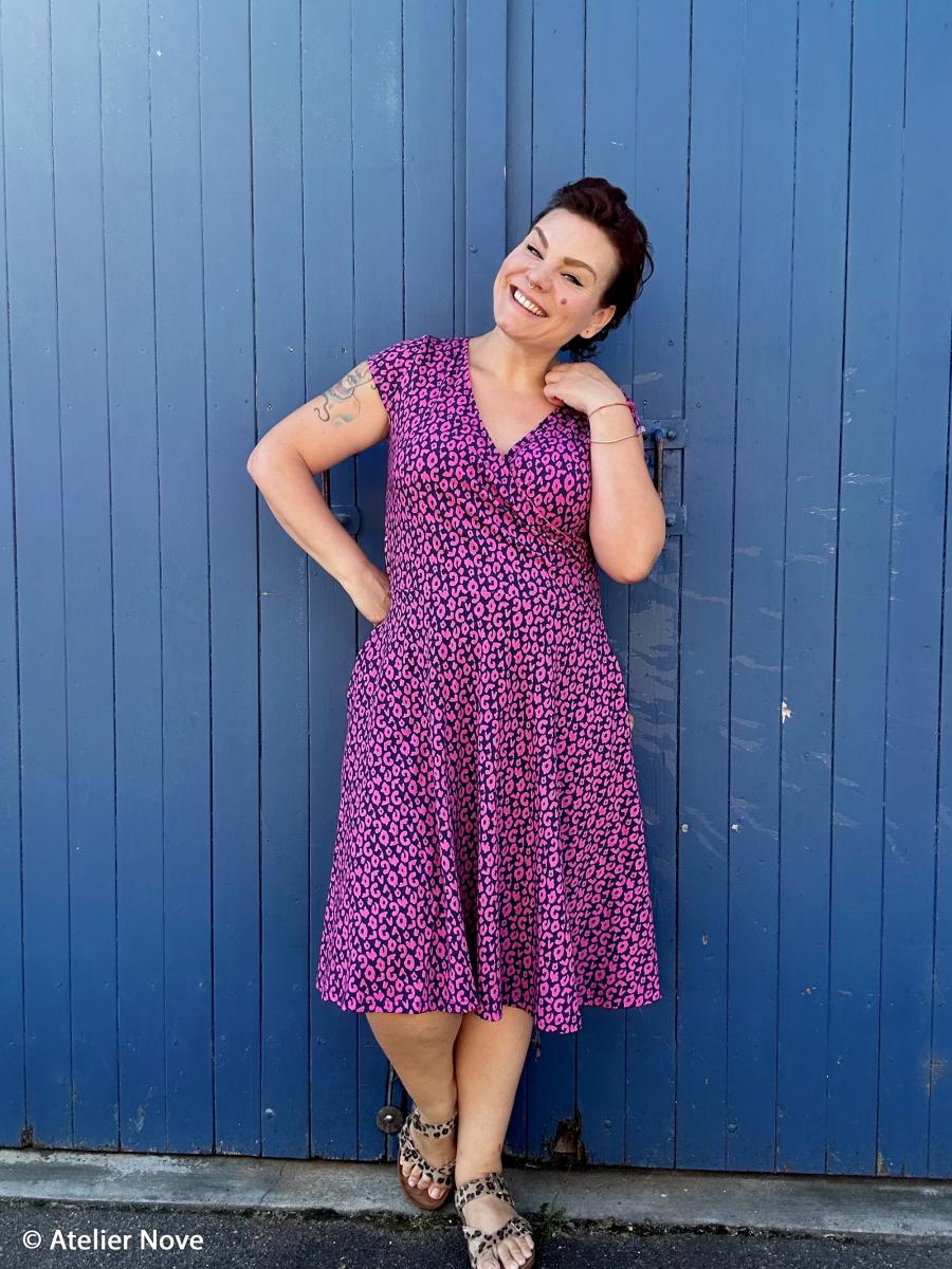 Frau im Rock genäht aus Baumwolljersey Leo blau pink von Swafing