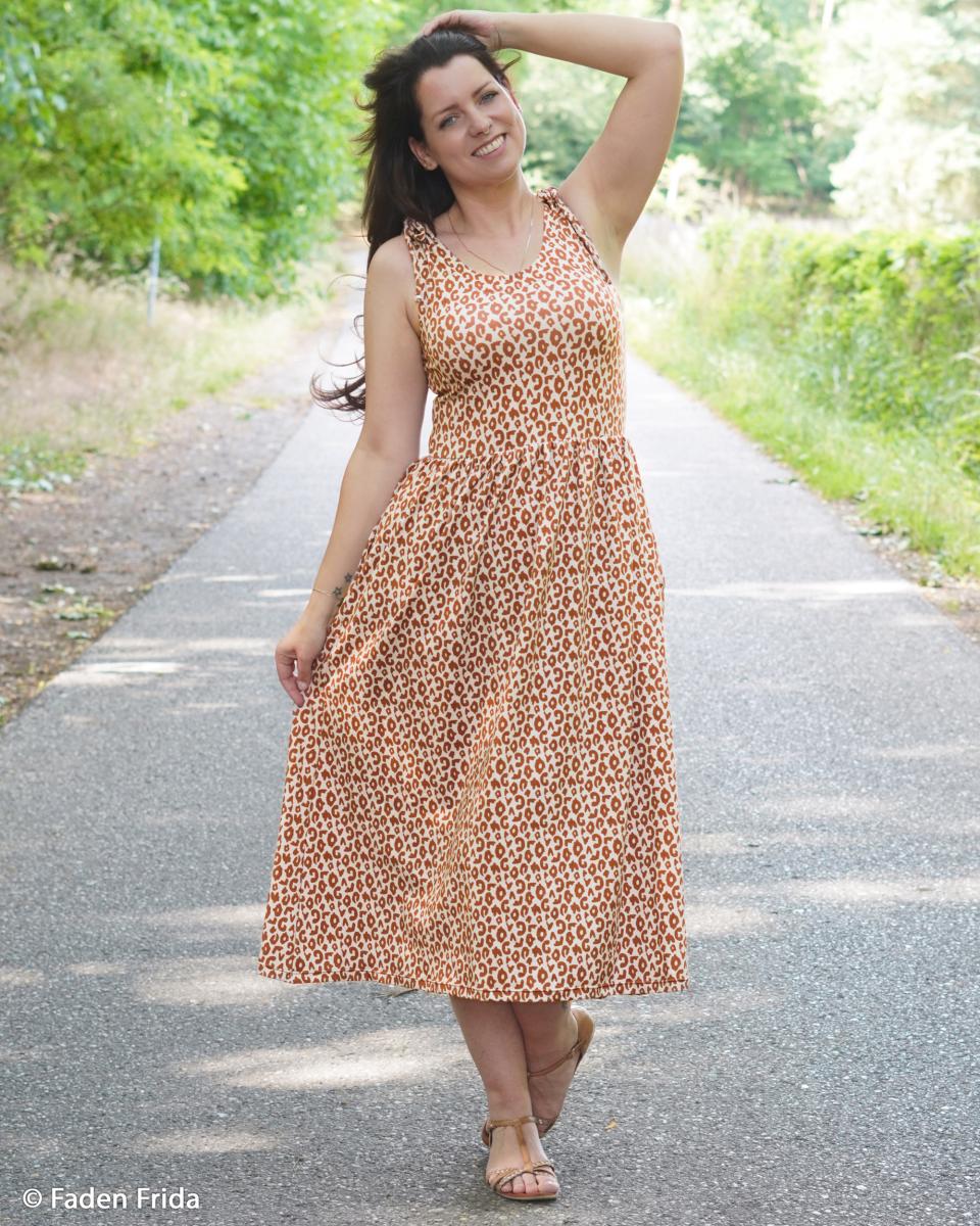 Frau in einem Kleid aus Baumwolljersey Leo Muster beige braun von Cherry Picking