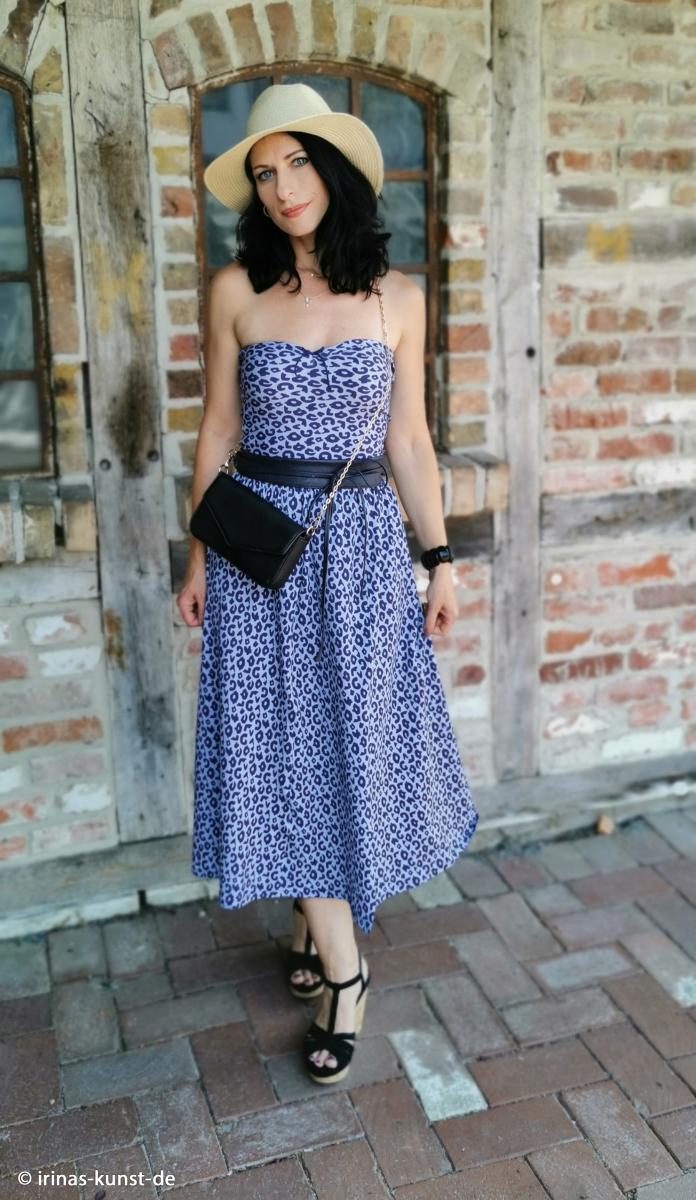 Frau in einem Kleid aus Baumwolljersey Leo Muster blau von Cherry Picking