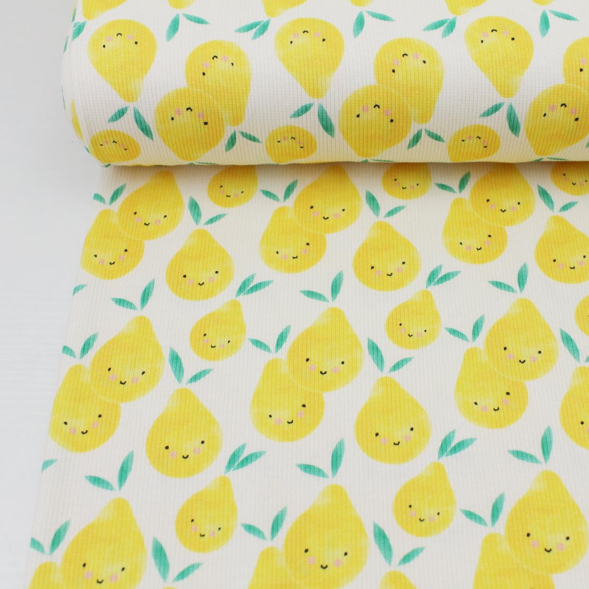 Gerippter Jersey mit Birnen auf einem Tisch fotografiert