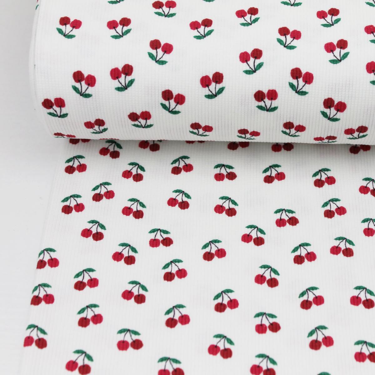 Gerippter Jersey mit Kirschen auf einem Tisch fotografiert