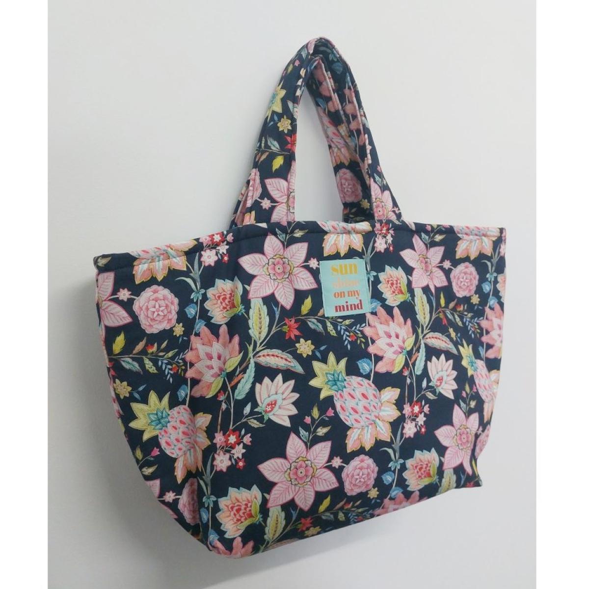 Genähte Tasche aus dunkelblauem Canvas Stoff mit Blumen- und Paisley-Muster