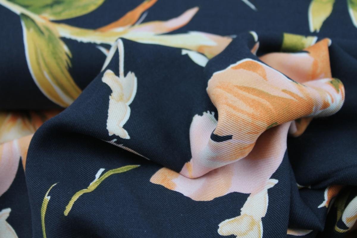 Viskose Twill "Big Flower" nachtblau Blumen apricot