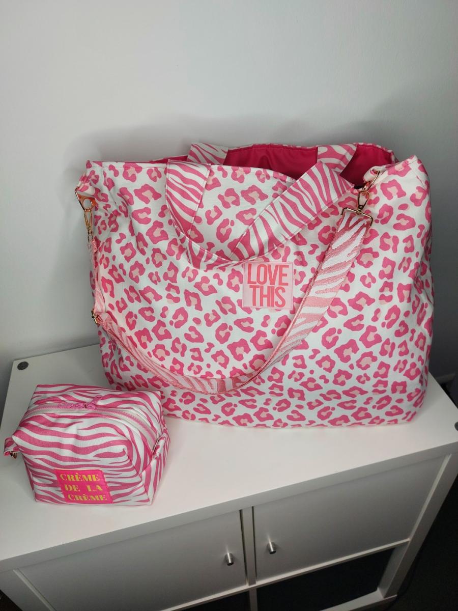 Genähte Tasche aus Canvas Stoff mit pinkem Leo-Muster auf ecrufarbenem Hintergrund