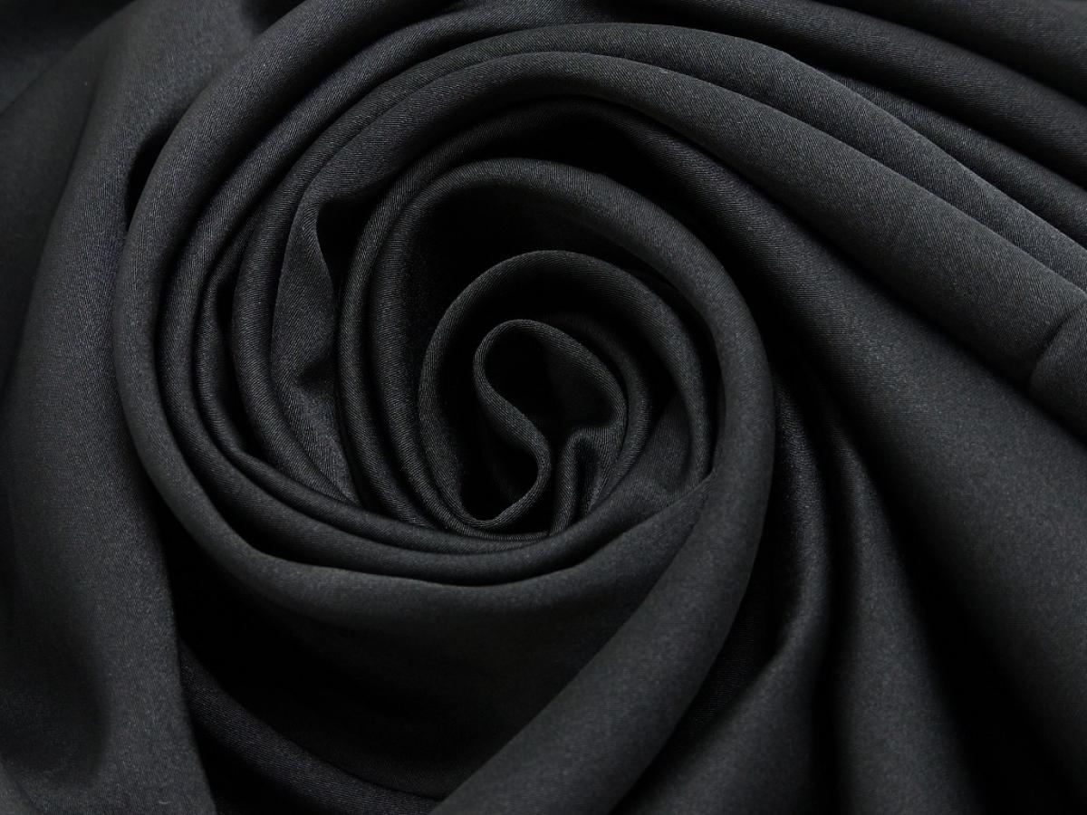 Satin schwarz
