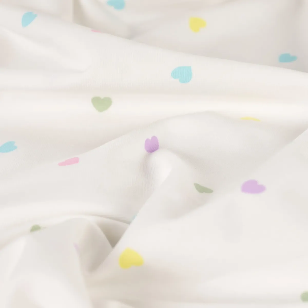 Baumwolljersey weiß bunte Herzen Nahaufnahme