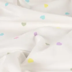 Baumwolljersey weiß bunte Herzen Nahaufnahme